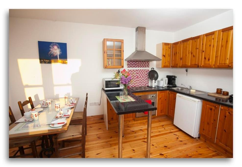 Cosy Self Contained Cottage With Stunning Views Killaloe Bagian luar foto
